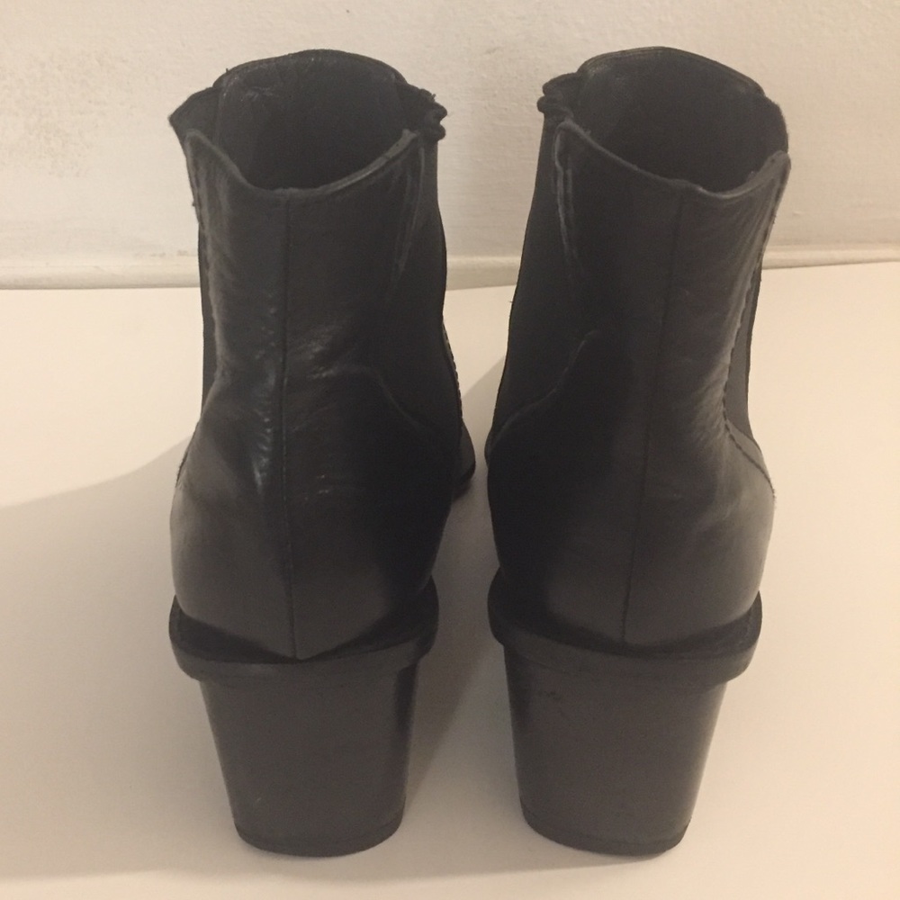Stuart Weitzman Leather Ankle Boot W Block Heel - image 4